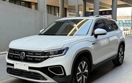 Volkswagen Touran III, 2023 год, 2 379 000 рублей, 1 фотография