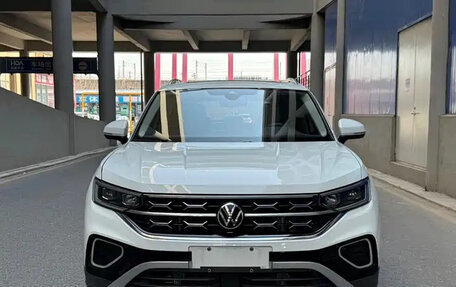 Volkswagen Touran III, 2023 год, 2 379 000 рублей, 2 фотография
