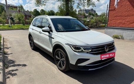 Volkswagen Tiguan II, 2021 год, 3 140 000 рублей, 2 фотография