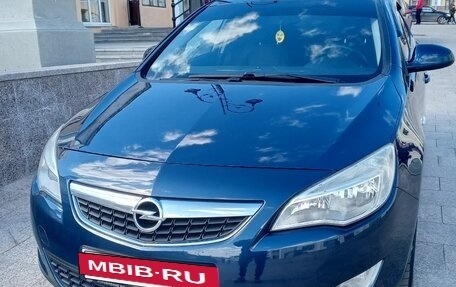 Opel Astra J, 2011 год, 710 000 рублей, 2 фотография