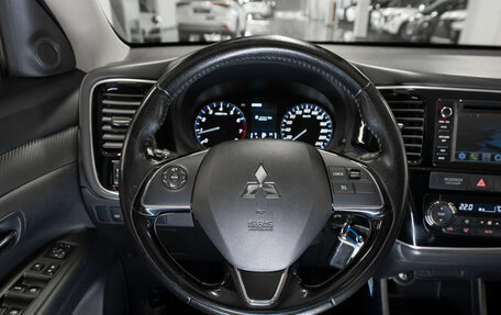 Mitsubishi Outlander III рестайлинг 3, 2016 год, 1 590 000 рублей, 10 фотография