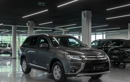 Mitsubishi Outlander III рестайлинг 3, 2016 год, 1 590 000 рублей, 2 фотография
