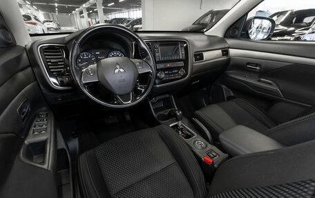 Mitsubishi Outlander III рестайлинг 3, 2016 год, 1 590 000 рублей, 7 фотография
