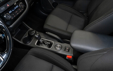 Mitsubishi Outlander III рестайлинг 3, 2016 год, 1 590 000 рублей, 15 фотография