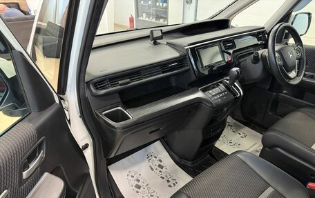 Honda Stepwgn IV, 2017 год, 2 299 900 рублей, 12 фотография