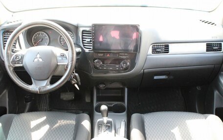 Mitsubishi Outlander III рестайлинг 3, 2014 год, 1 499 000 рублей, 10 фотография