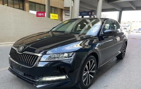 Skoda Superb III рестайлинг, 2023 год, 1 900 000 рублей, 1 фотография