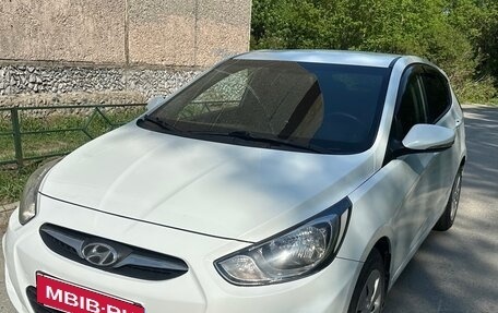 Hyundai Solaris II рестайлинг, 2011 год, 700 000 рублей, 2 фотография