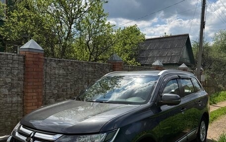 Mitsubishi Outlander III рестайлинг 3, 2017 год, 3 000 000 рублей, 2 фотография