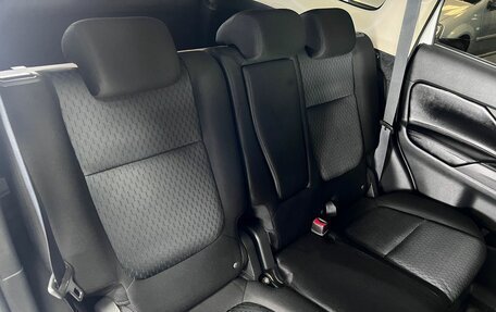 Mitsubishi Outlander III рестайлинг 3, 2015 год, 1 695 000 рублей, 10 фотография