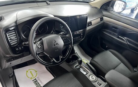 Mitsubishi Outlander III рестайлинг 3, 2015 год, 1 695 000 рублей, 9 фотография
