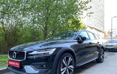 Volvo V60 Cross Country II, 2021 год, 4 700 000 рублей, 1 фотография