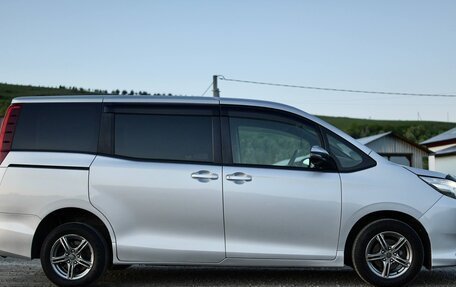 Toyota Noah III, 2016 год, 2 100 000 рублей, 3 фотография