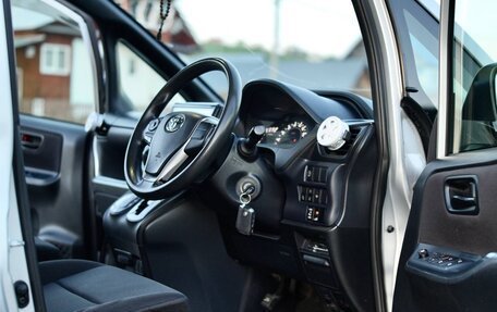 Toyota Noah III, 2016 год, 2 100 000 рублей, 10 фотография