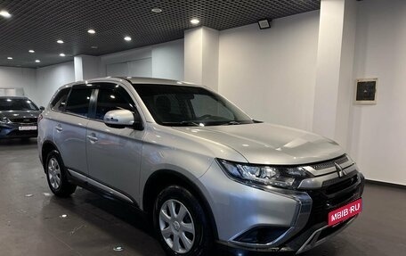 Mitsubishi Outlander III рестайлинг 3, 2021 год, 2 420 000 рублей, 1 фотография