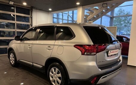 Mitsubishi Outlander III рестайлинг 3, 2021 год, 2 420 000 рублей, 5 фотография