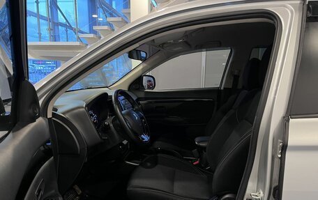 Mitsubishi Outlander III рестайлинг 3, 2021 год, 2 420 000 рублей, 13 фотография
