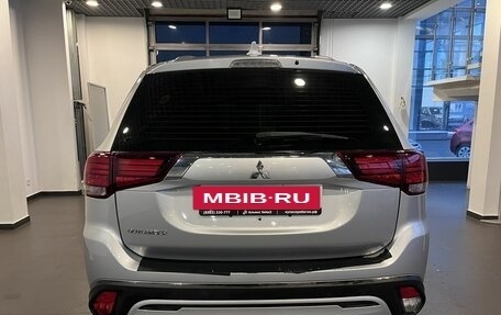 Mitsubishi Outlander III рестайлинг 3, 2021 год, 2 420 000 рублей, 4 фотография