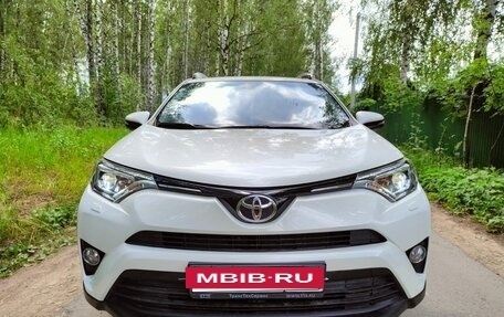 Toyota RAV4, 2015 год, 2 450 000 рублей, 4 фотография