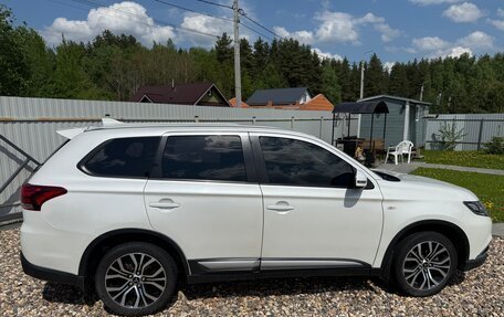 Mitsubishi Outlander III рестайлинг 3, 2018 год, 1 950 000 рублей, 2 фотография