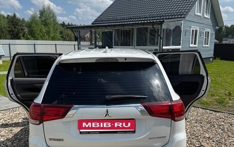 Mitsubishi Outlander III рестайлинг 3, 2018 год, 1 950 000 рублей, 5 фотография