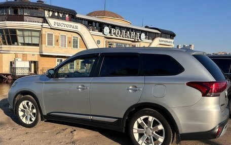 Mitsubishi Outlander III рестайлинг 3, 2019 год, 2 050 000 рублей, 1 фотография