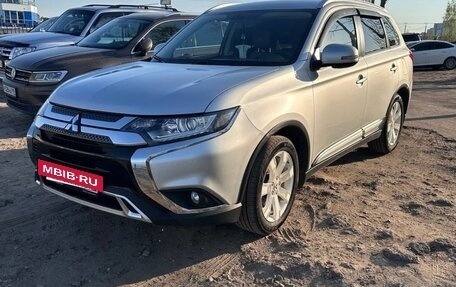 Mitsubishi Outlander III рестайлинг 3, 2019 год, 2 050 000 рублей, 9 фотография
