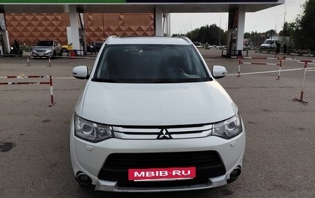 Mitsubishi Outlander III рестайлинг 3, 2014 год, 1 730 000 рублей, 2 фотография