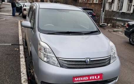 Toyota ISis I, 2005 год, 695 000 рублей, 1 фотография