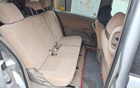 Toyota ISis I, 2005 год, 695 000 рублей, 3 фотография