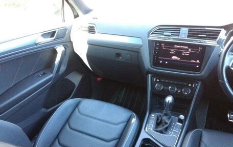 Volkswagen Tiguan II, 2018 год, 2 100 000 рублей, 12 фотография