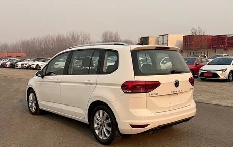 Volkswagen Touran III, 2022 год, 1 700 000 рублей, 3 фотография