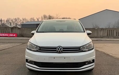Volkswagen Touran III, 2022 год, 1 700 000 рублей, 2 фотография