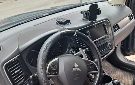 Mitsubishi Outlander III рестайлинг 3, 2013 год, 1 300 000 рублей, 8 фотография