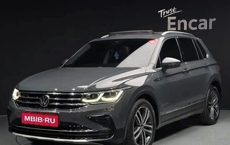 Volkswagen Tiguan II, 2022 год, 2 800 000 рублей, 1 фотография