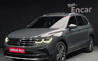 Volkswagen Tiguan II, 2022 год, 2 800 000 рублей, 1 фотография