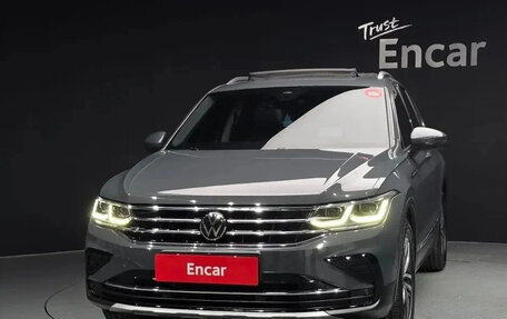 Volkswagen Tiguan II, 2022 год, 2 800 000 рублей, 2 фотография