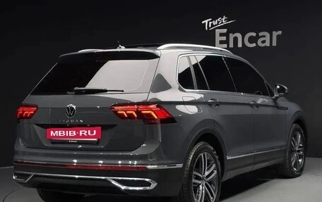 Volkswagen Tiguan II, 2022 год, 2 800 000 рублей, 3 фотография