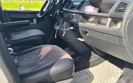 Volkswagen Caravelle T6 рестайлинг, 2016 год, 2 350 000 рублей, 3 фотография