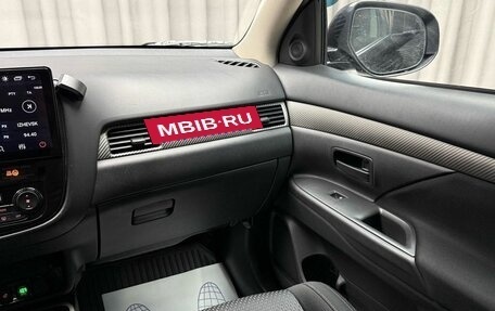 Mitsubishi Outlander III рестайлинг 3, 2018 год, 2 299 000 рублей, 12 фотография