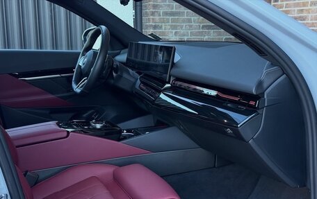 BMW 5 серия, 2024 год, 5 900 000 рублей, 16 фотография