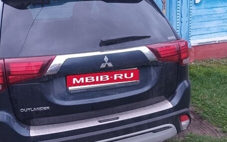 Mitsubishi Outlander III рестайлинг 3, 2021 год, 2 750 000 рублей, 3 фотография