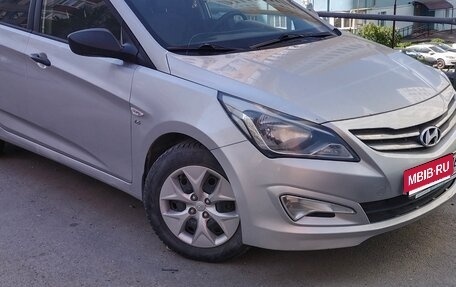 Hyundai Solaris II рестайлинг, 2015 год, 830 000 рублей, 2 фотография