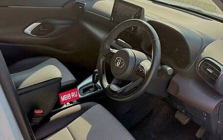 Toyota Yaris Cross, 2022 год, 1 660 000 рублей, 10 фотография