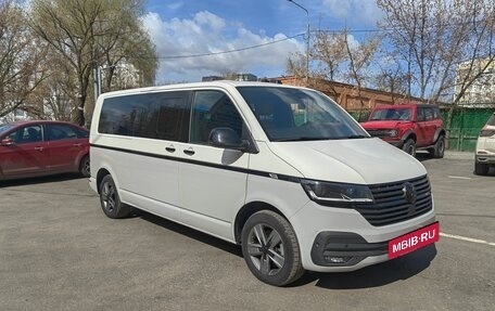 Volkswagen Multivan T6 рестайлинг, 2021 год, 8 900 000 рублей, 2 фотография