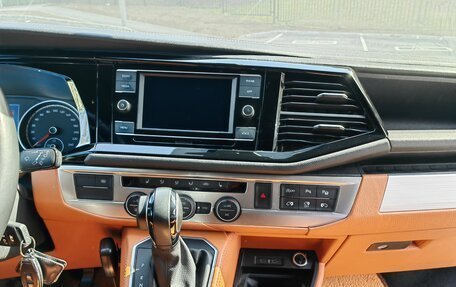 Volkswagen Multivan T6 рестайлинг, 2021 год, 8 900 000 рублей, 14 фотография