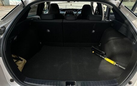 Toyota Prius IV XW50, 2016 год, 1 600 000 рублей, 2 фотография