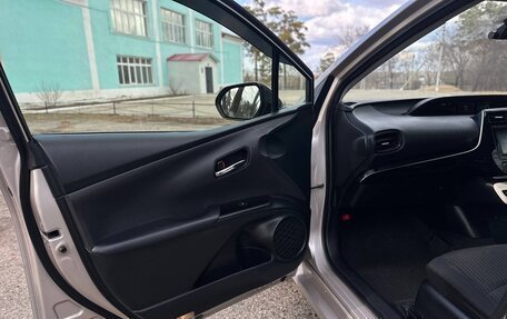 Toyota Prius IV XW50, 2016 год, 1 600 000 рублей, 21 фотография