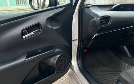 Toyota Prius IV XW50, 2016 год, 1 600 000 рублей, 24 фотография