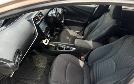 Toyota Prius IV XW50, 2016 год, 1 600 000 рублей, 28 фотография